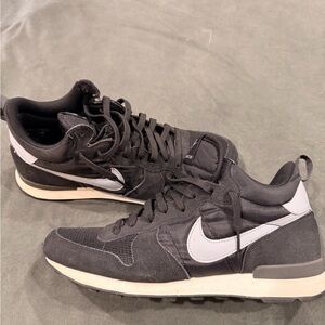 Nike Men's Black and Gray Sneakers Rare item